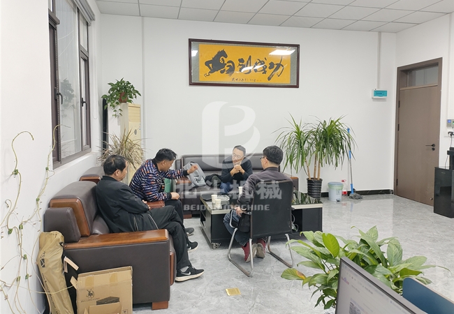客戶來訪我公司進行鋸末糖心VLOG下载网页實地考察