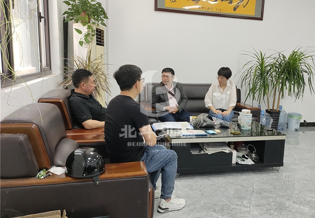 印尼客戶來糖心LOGO入口官网在线機械考察糖心VLOG下载网页設備,洽談業務合作