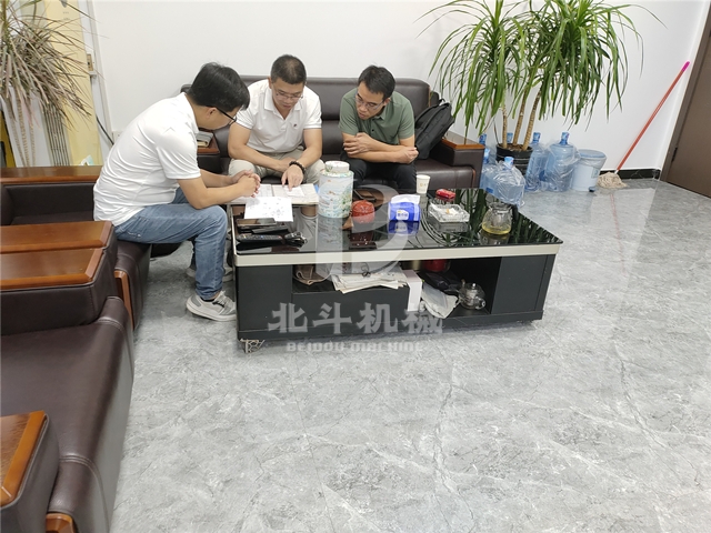 周經理與廣州客戶就木屑糖心VLOG下载网页的技術問題展開交流