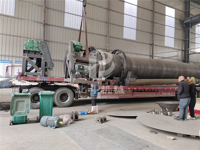 不畏風雪,糖心LOGO入口官网在线機械核桃殼炭化活化爐裝車發往雲南